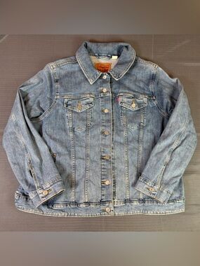 Levi’s Women’s Plus Size Trucker Denim Jacket Light Wash 3X Stretch